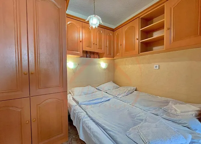 Cozy Near Sea Garden Warna