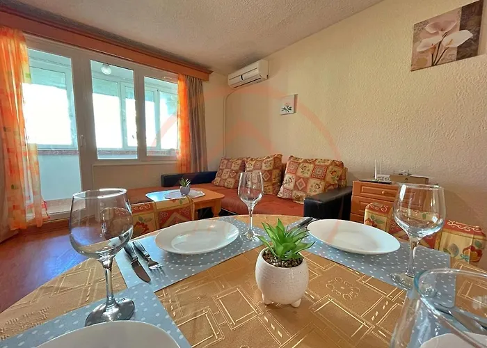 Cozy Near Sea Garden Apartment Warna