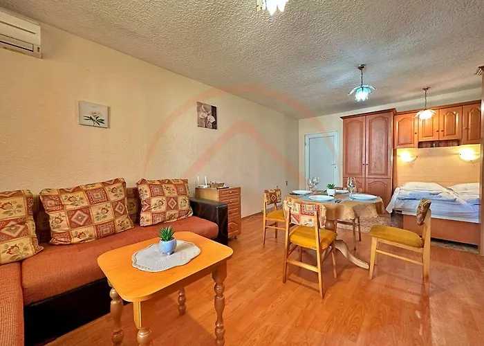 Cozy Near Sea Garden Warna